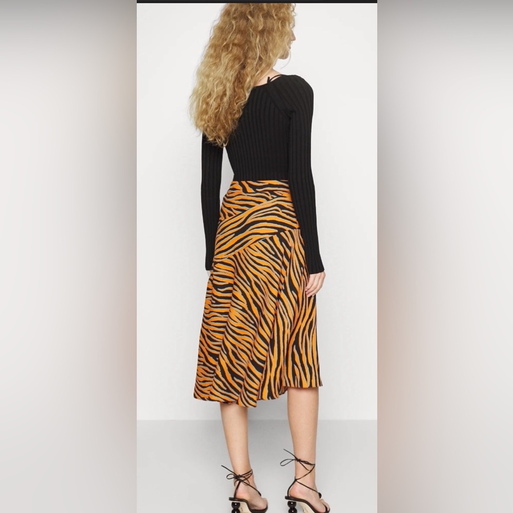 ⭐️DIANE VON FURSTENBERG Lilo Skirt⭐️
Size 10 - Picture 5 of 6